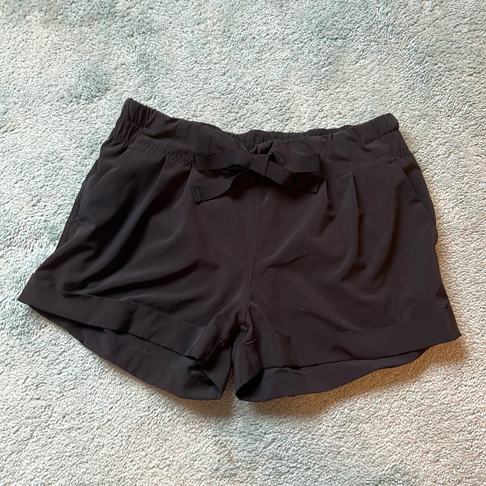 LULULEMON size 8 cuffed black shorts